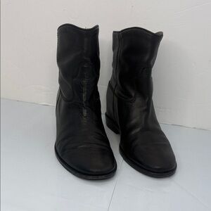 R & Renzi  Italian leather Heiden heel ankle booties. Size 37